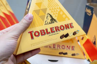 Tyumen, Rusya-07 Kasım 2020: Toblerone Milk Chocolate with Honey ve Badem Nougat. Toblerone bir İsviçre çikolatasıdır..