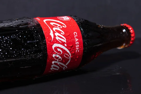 俄罗斯蒂门 2020年11月2日 可口可乐公司生产的无酒精碳酸饮料标识 — 图库照片
