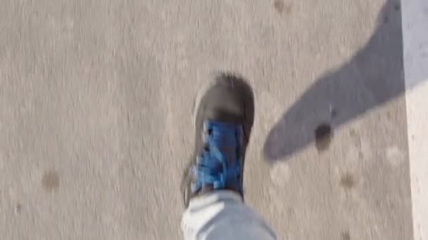 Loopvoeten lopen op asfalt. Sluiten van de speciale winterschoenen met spikes. slow motion — Stockvideo