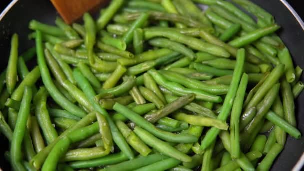 Στενή άποψη των πράσινων φασολιών σε ένα τηγάνι. Βιολογικά πράσινα φασόλια. υγιεινά και υγιεινά τρόφιμα — Αρχείο Βίντεο