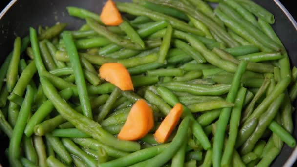 Mezcla de verduras cocidas. judías verdes y zanahorias. Dieta saludable.. cocinar comida vegetariana. cámara lenta — Vídeo de stock