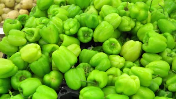 Zelený pepř na pozadí prodej čerstvé zeleniny — Stock video
