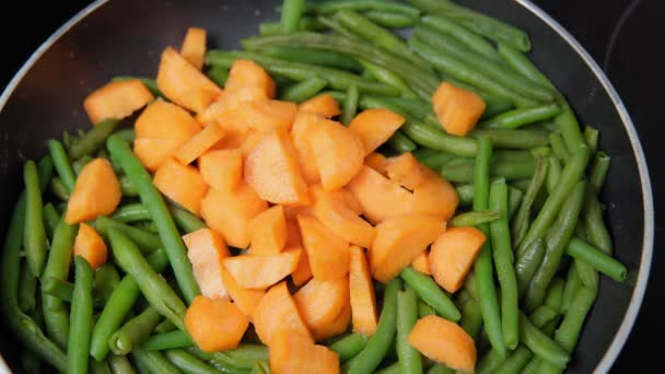 Mistura de legumes cozidos. feijões verdes e cenouras. Dieta saudável.. cozinhar comida vegetariana — Vídeo de Stock