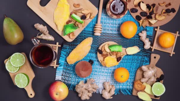 Keripik buah kering. Nutrisi makanan. Makanan ringan alami dan sehat. Keripik diet dari buah-buahan kering apel, mangga, prem, jahe, kapur — Stok Video