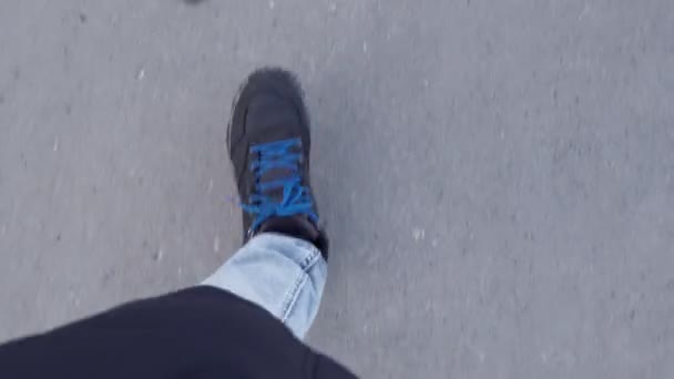 Homme en bottes d'hiver marche dans la rue. Gros plan des chaussures d'hiver spéciales avec pointes. — Video