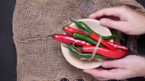 Rode groene chili pepers uitzicht vanaf de top met specerijen. het uitzicht vanaf de top. Vlakke wip. verticale video — Stockvideo