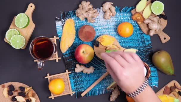 Te ingefära och honung torkad frukt mango, äpplen, russin, lime citrus ingredienser. — Stockvideo