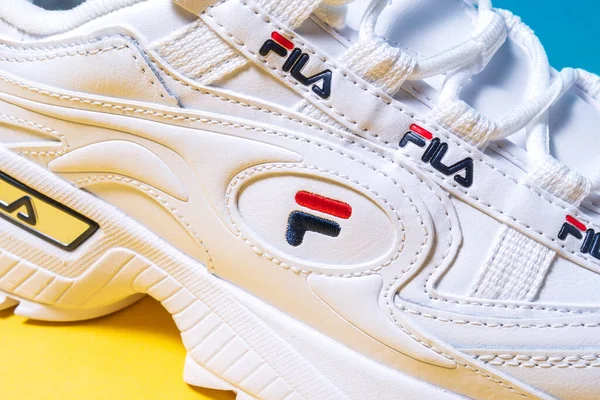 Tyumen Rusia Noviembre 2020 Zapatillas Deportivas Fila Colores Intensos Sobre — Foto de Stock