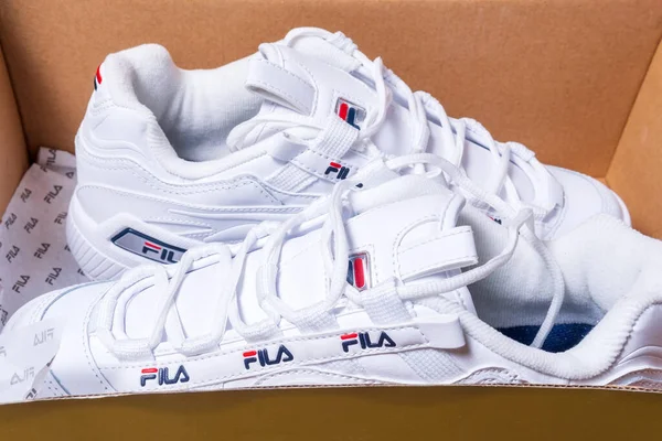 Tyumen ロシア 2020年11月27日 女性のホワイトスニーカーFila Box フィラは世界最大のスポーツウェア会社の一つです — ストック写真