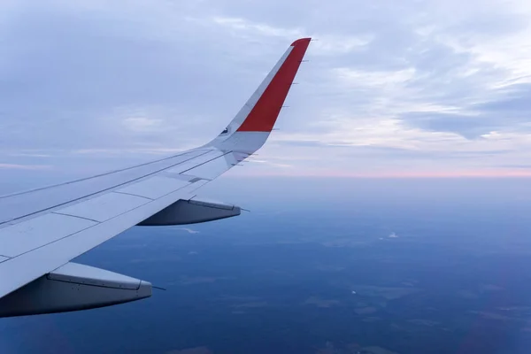 太陽と上記のストーリー雲 飛行機からの眺め — ストック写真