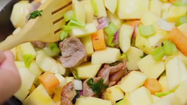 Pörkölt krumpli hússal. Főzési folyamat. Vacsora előkészítés. pörkölt étel. lassított felvétel — Stock videók