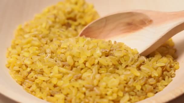 Gabona Bulgur zabkása. Egészséges, étrendi, vegán, gluténmentes termék. Búzából készült ökológiai termék. Közelkép. — Stock videók