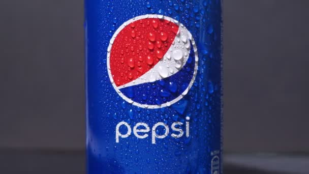 Tyumen, Rússia-01 de novembro de 2020: lata de alumínio da Pepsi beber close-up logotipo da PepsiCo com gotas de água. foco seletivo — Vídeo de Stock