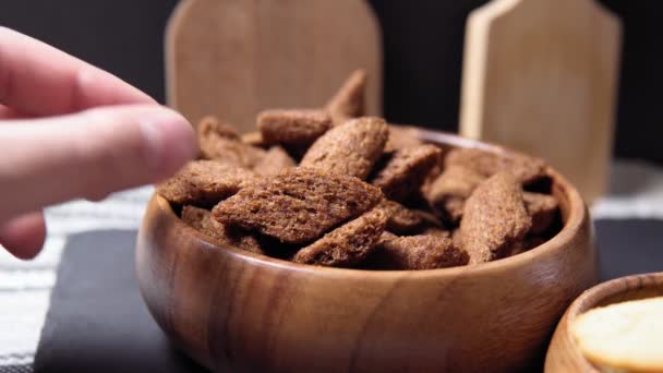 Croutons aus der Schüssel. Cracker-Snacks — Stockvideo