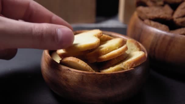 Croutons close-up leva da tigela. biscoitos salgados — Vídeo de Stock