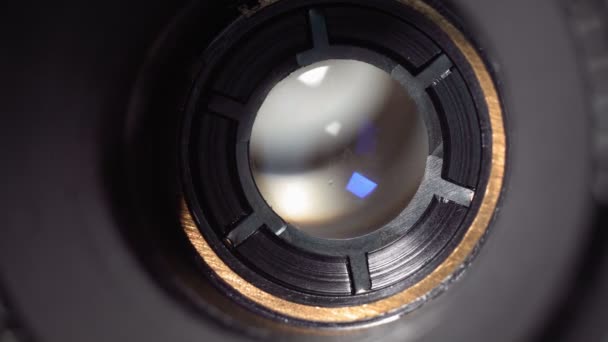 Rotationslinse manuelle Fokussierung während der Aufzeichnung einer Überprüfung für vlog. Kameralinsen-Technologie. Nahaufnahme. Selektiver Fokus — Stockvideo