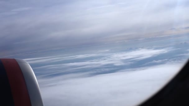 Bulutlar ve gökyüzü uçak penceresinden görüldüğü gibi. arkaplan, kopyalama alanı — Stok video