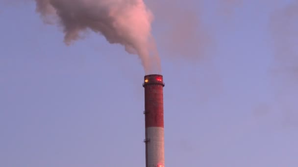 Stosy dymu rury wydechowe. Zanieczyszczenia powietrza Atmosfera przemysłowa Z zanieczyszczeniem środowiska dymu, Zanieczyszczenia przemysłowe fabryki. — Wideo stockowe