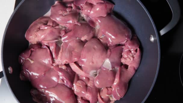 Smażona wątróbka z kurczaka, topview, gotowanie na patelni. domowe jedzenie — Wideo stockowe