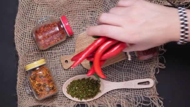 Rode en groene hete chili peper bovenaanzicht met specerijen. Vlakke wip. verticale video — Stockvideo
