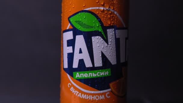 Tjumen, Russland - 02. November 2020: Fanta Orange aus nächster Nähe. Fanta ist eine globale Marke kohlensäurehaltiger Erfrischungsgetränke mit Fruchtgeschmack, die von der Coca-Cola Company entwickelt wurde.. — Stockvideo