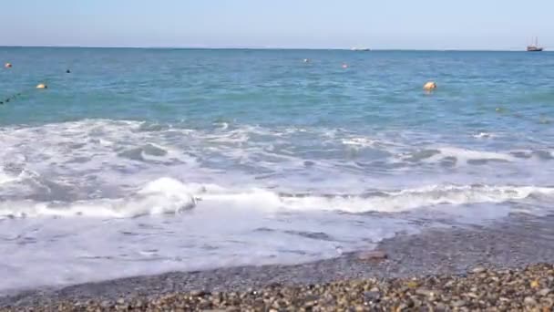 Eau de mer avec de petites vagues close-up sélectif focus. Plage rocheuse avec eau de mer. — Video