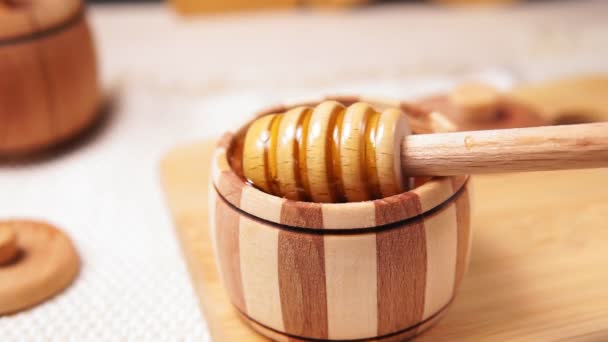 Miód z miodowej chochli w drewnianej misce. Zamknij drzwi. Zdrowa żywność ekologiczna. — Wideo stockowe