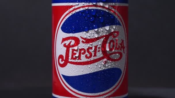 Tjumen, Russland - 01. November 2020: Pepsi-Cola-Logo aus nächster Nähe, ein kohlensäurehaltiges Erfrischungsgetränk von PepsiCo. — Stockvideo