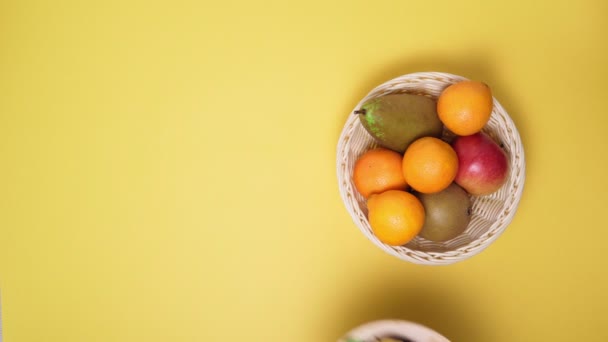 Sarı arka plan manzaralı kurutulmuş meyve ve meyve. sağlıklı yiyecekler — Stok video