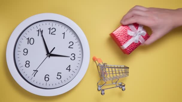 Le temps d'acheter des cadeaux. coffrets cadeaux sur fond jaune. le concept de shopping. vidéo verticale — Video