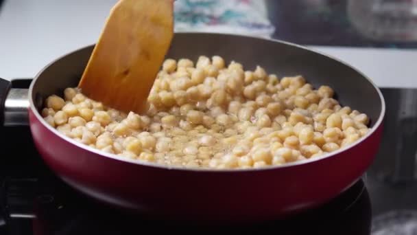Cooking chickpeas in hot water. Dry garbanzo beans submerged in water. — Stock Video
