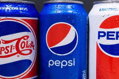 Tyumen, Rusya-Kasım 01, 2020: Pepsi logosu ve su damlaları PepsiCo tarafından karbonatlı meşrubatlar. 1893 'te yaratılıp geliştirildi..