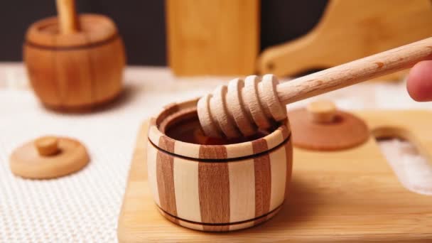 Ξύλινο ραβδί πάνω από το βάζο με φυσικό αρωματικό βιολογικό μέλι. Εβραϊκή Πρωτοχρονιά υγιή έννοια διακοπών. Παραδοσιακή χρήσιμη γλυκύτητα. — Αρχείο Βίντεο