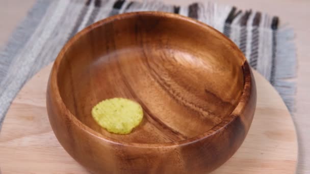 Patatas fritas en escamas de primer plano, cayendo. enfoque selectivo. cámara lenta — Vídeos de Stock