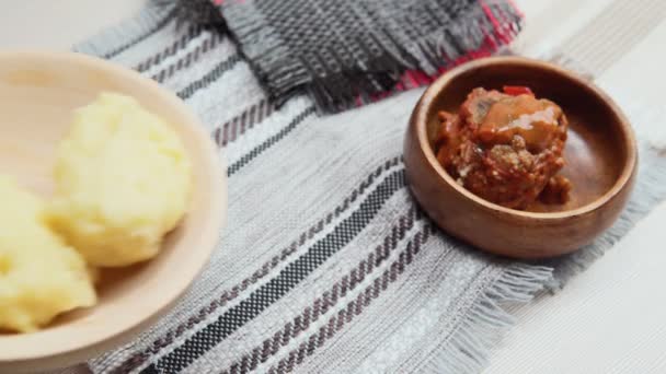 Cucina zambiana è nshima, che è un cibo preparato da granturco bianco pestato. — Video Stock