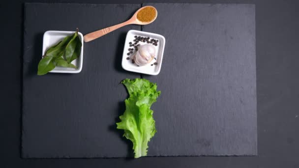 生肉，土耳其蒸与香料和海盐的黑色背景，顶部视图 — 图库视频影像