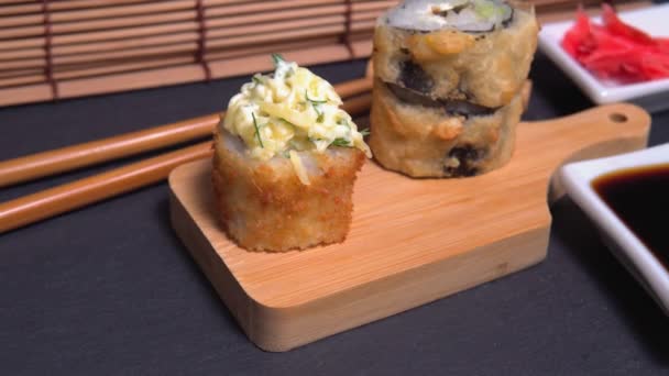 Sushi peče japonskou kuchyni. Tempura rolky jsou speciální horké zblízka role — Stock video