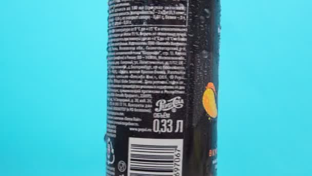 俄罗斯提门 2020年12月10日 百事可乐芒果标识在蓝色背景下与水滴紧密相连 — 图库视频影像