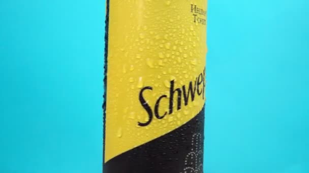 Tyumen Rusland December 2020 Schweppes Logo Close Met Druppels Merk — Stockvideo