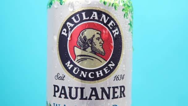 Tyumen Rusland December 2020 Paulaner Bieraluminium Bliklogo Gebrouwd Door Paulaner — Stockvideo