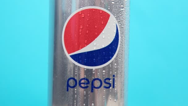 Tyumen Rússia Dezembro 2020 Lata Alumínio Pepsi Beber Com Gotas — Vídeo de Stock