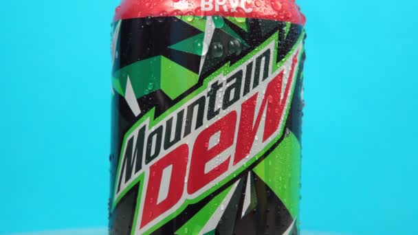 Тюмень Россия Декабря 2020 Mountain Dew Pepsico Логотип Водяными Капельками — стоковое видео
