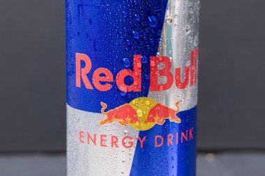 Tyumen, Rusya-Kasım 01, 2020: Red Bull Enerji İçeceği logosu. Red Bull dünyadaki en yüksek enerji içeceğine sahip.