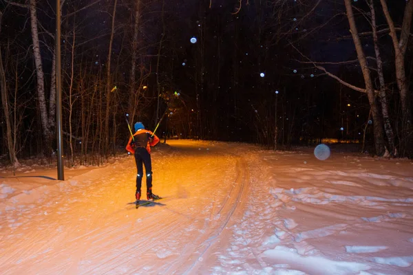 Skifahrer Geht Winter Nachts Skifahren Schneefall Sibirien Russland — Stockfoto
