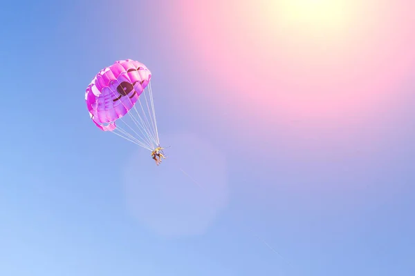 여름에 공중에 매달려 낙하산 아래서 낙하산을 내려가는 사람들 재밌어 Copyspace — 스톡 사진