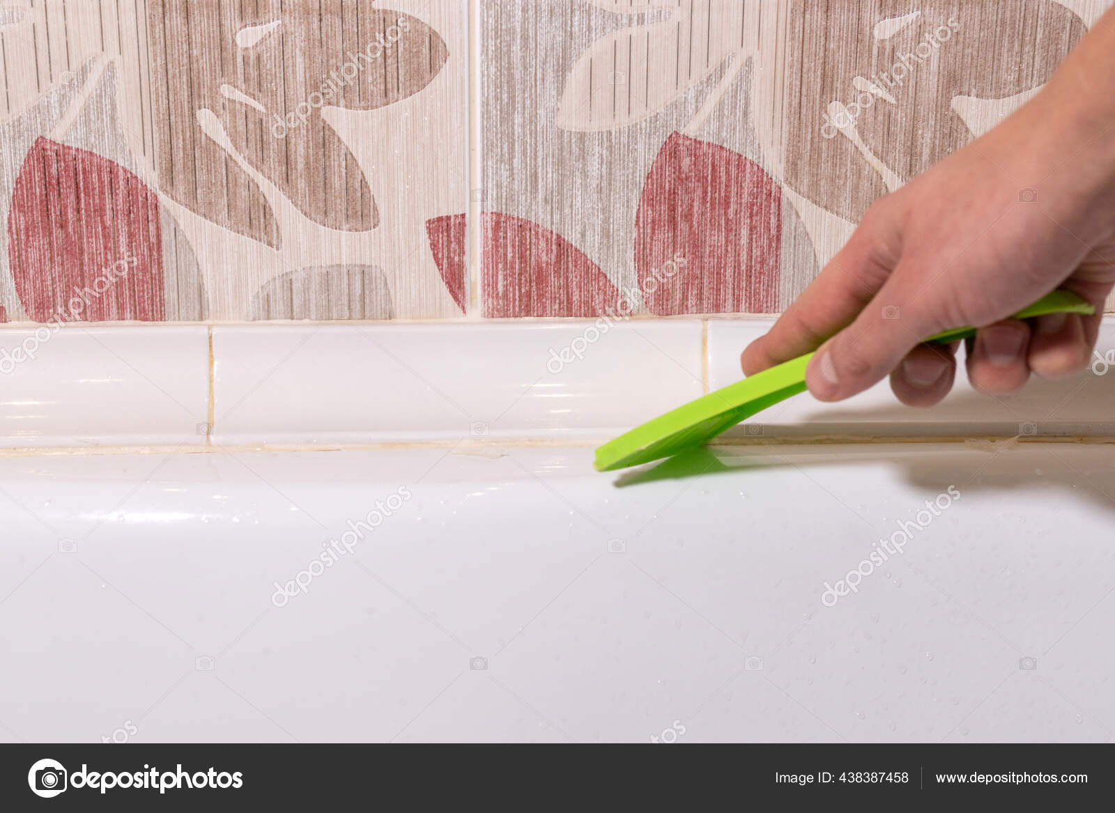 Removing Old Dirty Silicone Bathtub Washroom Stock Photo by ©darksoul72 438387458