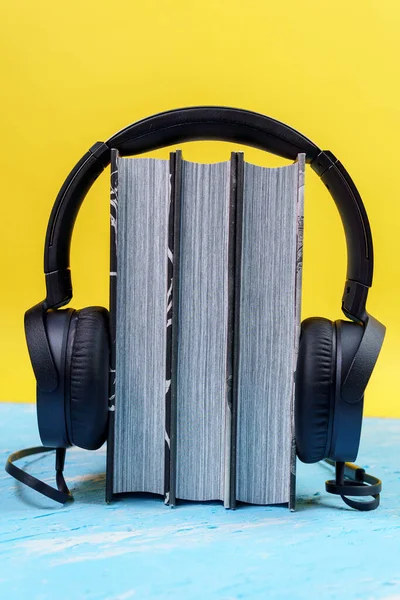 Концепция Аудио Книги Наушники Каменный Стол Пространство Вашего Текста Вертикальное — стоковое фото