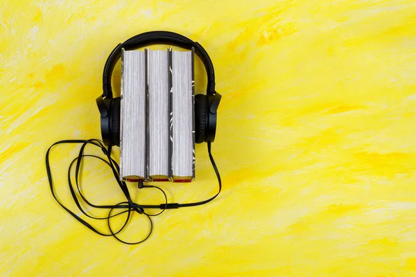 Conceito Livro Áudio Auscultadores Mesa Pedra Livro Vista Superior Com — Fotografia de Stock