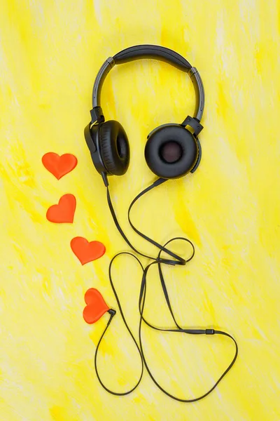 Black Headphones Yellow Background Love Music Flatlay Copyspace — Stock Photo, Image