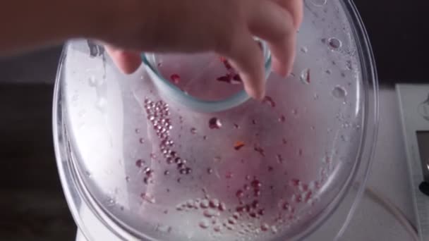 Gătitul bate într-un abur. concentrare selectivă. gătit alimentar sănătos — Videoclip de stoc